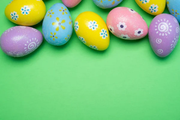 Huevos de Pascua pintados sobre un fondo colorido — Foto de Stock