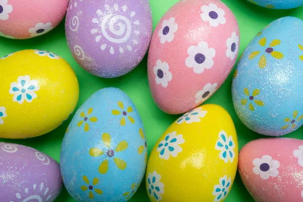 Ovos de Páscoa pintados em um fundo colorido — Fotografia de Stock