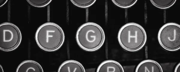 Vintage, antike Schreibmaschine auf grauem Holzgrund — Stockfoto