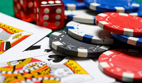 Poker žetony, hrací karty a kostky na zeleném pozadí. hazardní — Stock fotografie