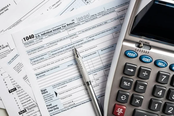 Formularze podatkowe Stanów Zjednoczonych z kalkulatorem — Zdjęcie stockowe
