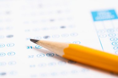 Bilgisayarda sarı bir kalem okuma testi