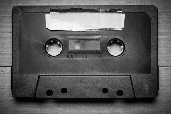 Vintage kassett tejp på en trä bakgrund med kopieringsutrymme — Stockfoto