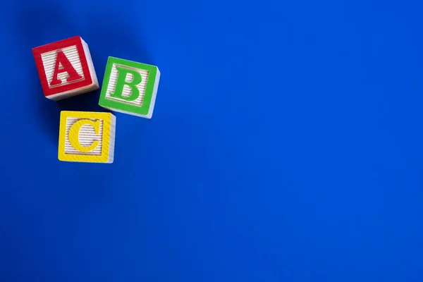 ABC-Blöcke aus Holz auf blauem Hintergrund — Stockfoto
