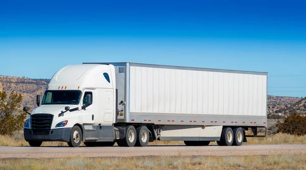 Eighteen wheel big rig tractor with trailer on highway. Trucking industry — Stock Photo, Image