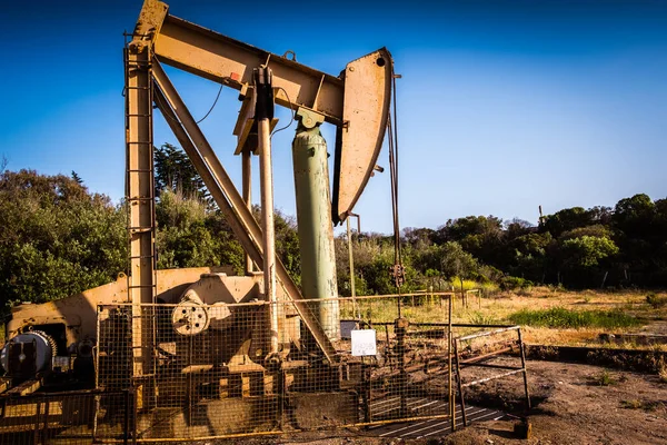 Ropný průmysl čerpadlo jack v Kalifornii — Stock fotografie