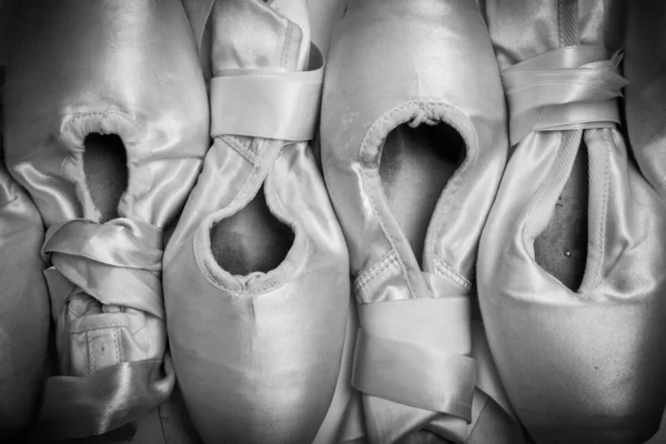 Un grupo de zapatillas de ballet usadas o zapatillas de punta Imagen de archivo