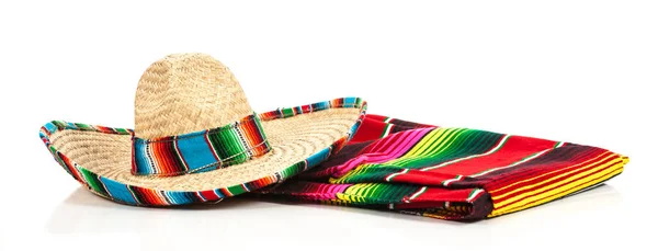 Un sombrero o sombrero mexicano tejido con una manta de serape colorido — Foto de Stock