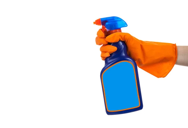Rękawiczki trzymające butelkę z rozpylanym środkiem czyszczącym, dezynfekujące chemikalia na białym tle — Zdjęcie stockowe