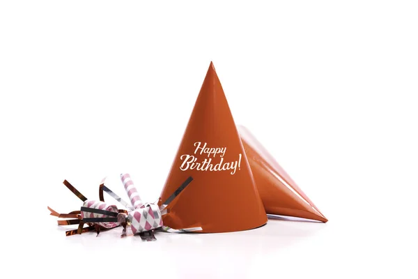 Piros születésnapi kalapok és zajkeltők fehér alapon. — Stock Fotó