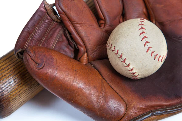 Un primer plano de un guante de béisbol de cuero, bola de un bate de madera Fotos de stock
