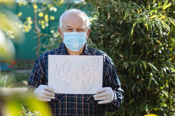 Handen Van Oudere Man Met Masker Handschoenen Vuist Stockfoto