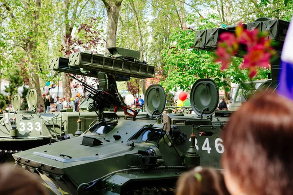 Novorossiysk, Krasnodar Toprakları / Rusya / 09.05.2015: 9 Mayıs 1945 'te zafer kutlamalarına adanmış Sovyet Ordusu' nun askeri teçhizatı