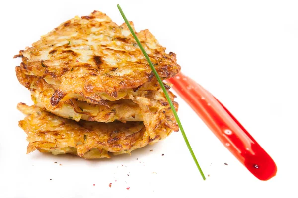 Gebratene Kartoffelpuffer Auf Weißem Teller Mit Zwiebeln Und Sauce Blick — Stockfoto