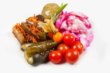 Çeşitli sebzeler: kiraz, salatalık, havuçlu patlıcan, lahana, yeşil domates. Yukarıdan bak. İzole edilmiş. Boşluğu kopyala.