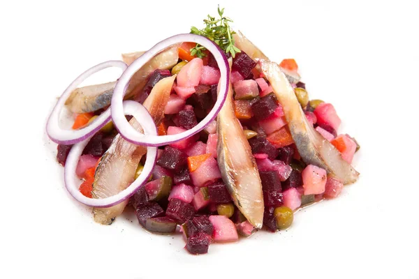 Beyaz arka planda ringa balığı soslu Vinaigrette. Rus yemeği. Kapat.