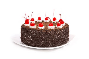 Kirazlı kek. Çilek ve kremayla süslenmiş çikolatalı kek. Kapat.