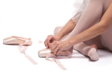 Genç bayan klasik dansçı sivri uçlu bale ayakkabıları giyiyor. Balerin Koreografisi. Bale Kuğu Gölü.