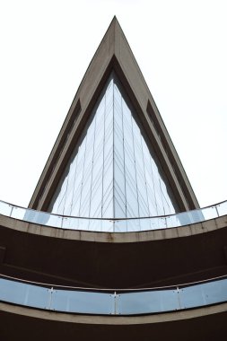 Karmaşık üçgen şekilli soyut fütüristik bina ve balkonlar. Karmaşık şekiller ve çizgiler. Emlak inşaatı.