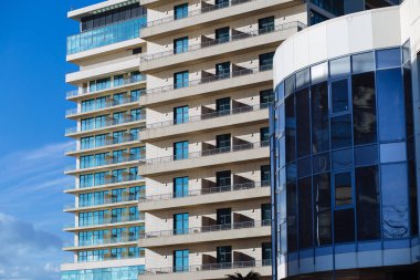 Soyut fütürist bina perspektifi. Mimarinin bir parçası. Karmaşık şekiller ve çizgiler.