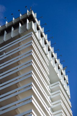 Yapımcılık tarzında soyut retro bina. Mavi gökyüzüne karşı yüksek cephe.