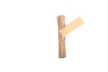 Beyaz arka planda Asya eriştesi. Asya yemeği servisi..