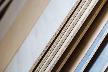 Dolap mobilyası üretimi. Sipariş için mobilya yapıyorum. Çizgili tahta. Atölyede mobilya malzemeleri.