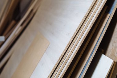 Dolap mobilyası üretimi. Özel yapım mobilyalar. Çizgili tahta. Mobilyalar için malzemeler.