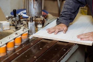 Dolap mobilyası üretimi. Master makinede ürün keser. Sipariş için mobilya yapıyorum. Çizgili tahta.