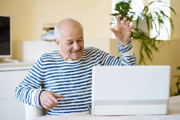 Happy Man Met Behulp Van Laptop Voor Video Gesprekken Met Rechtenvrije Stockafbeeldingen