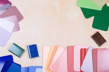Mobilya üretimi için kullanılan tüketim maddeleri - plastik - ahşap masa üzerinde, üst görünümde. Parça tahtası örnekleri. Renkli ve dokulu malzeme koleksiyonu. Kartvizit tasarımı.