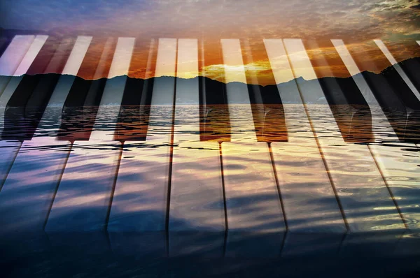 Klasik Müzik Arkaplan Fotoğrafı Piyano Tuşları Deniz Manzarasının Gün Batımının — Stok fotoğraf
