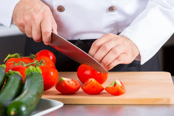 Kocken hugga grönsaker — Stockfoto