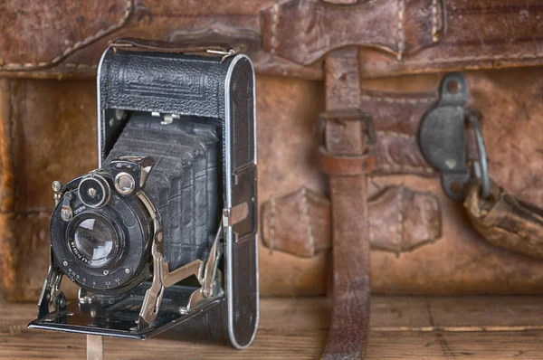 Vintage photo camera and suitcase — Stock Photo, Image