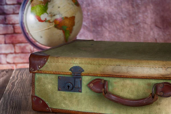 Античний чемодан з світу м'яч — стокове фото