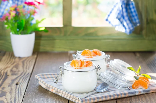 Натуральный йогурт мандаринов — стоковое фото