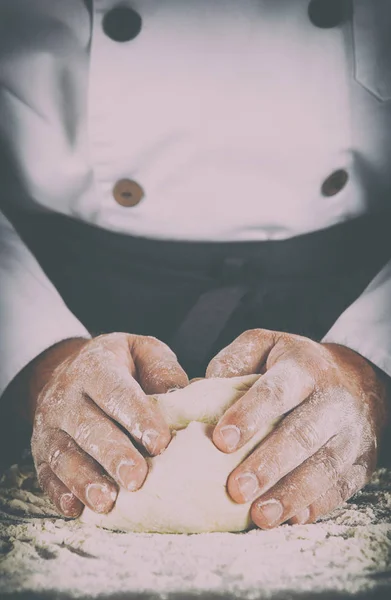 Baker pétrissant la pâte avec ses mains — Photo