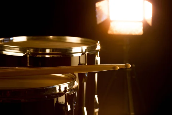 Hudební bubeník na jevišti — Stock fotografie
