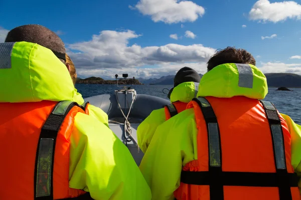 Transfer łodzią motorową w wodach — Zdjęcie stockowe