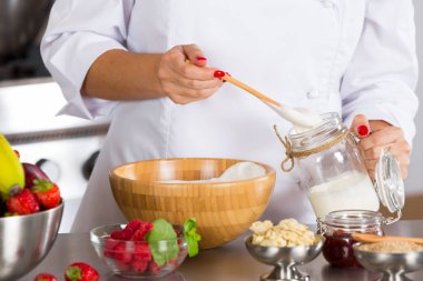 Bir tatlı yapma yemek