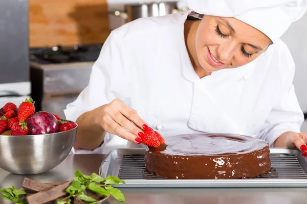 Pastelaria chef na cozinha — Fotografia de Stock