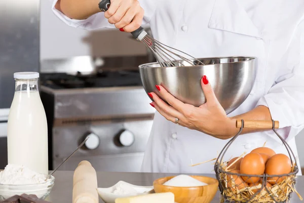 Pastelaria chef na cozinha — Fotografia de Stock