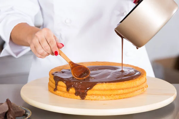 Gebak chef-kok in de keuken — Stockfoto