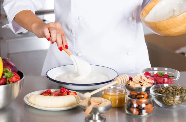 Zubereitetes Joghurt-Dessert mit Müsli — Stockfoto
