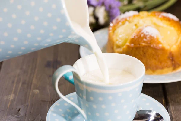 Breakfast with milk — Stock Photo, Image