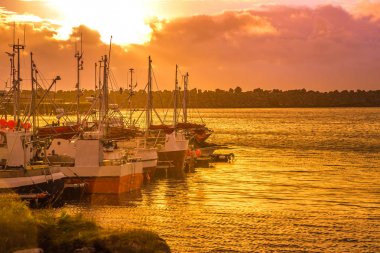 Norveç'te bir liman günbatımı