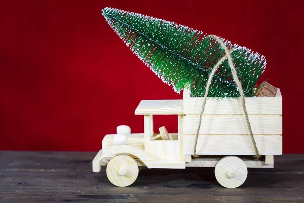 LKW mit Weihnachtsbaum — Stockfoto