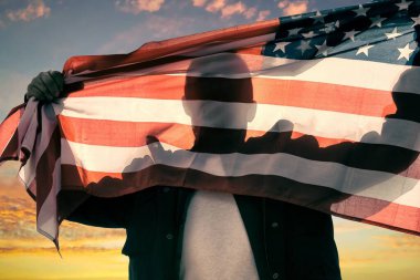 Amerikan bayrağı taşıyan adam elleriyle yakalandı.