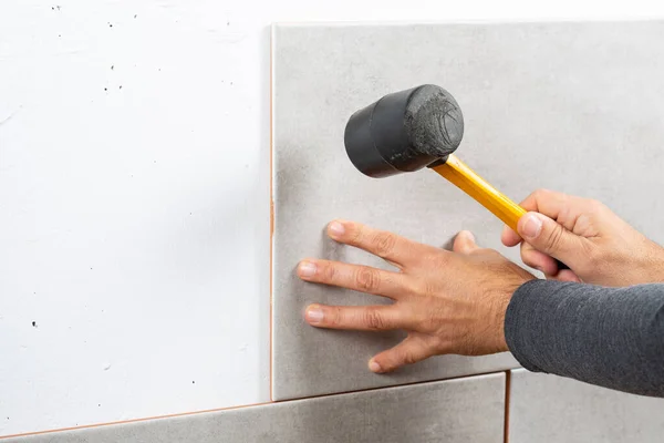 Bricklayer Leveling Tiles Bathroom — Stock Photo, Image