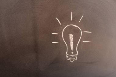 Gelecek fikirler için ampullü karatahta